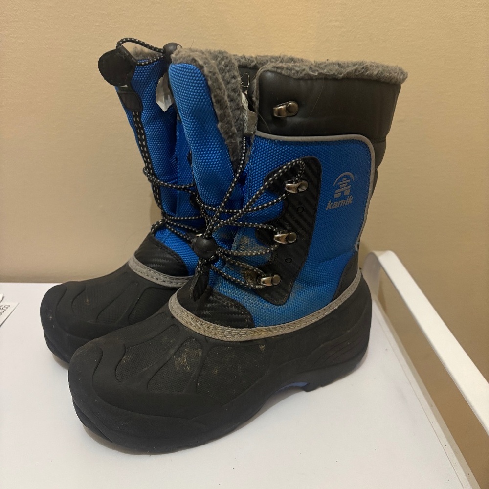 Kamik boys snow boots size 4